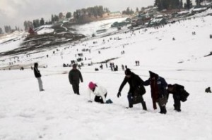 snow-walking-tourists-gulmarg-org