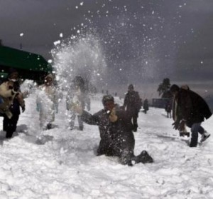 tourists-enjoying-in-gulmarg